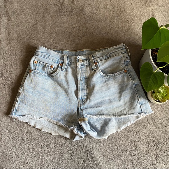 Levi’s size 27 light wash Jean shorts - Picture 2 of 4
